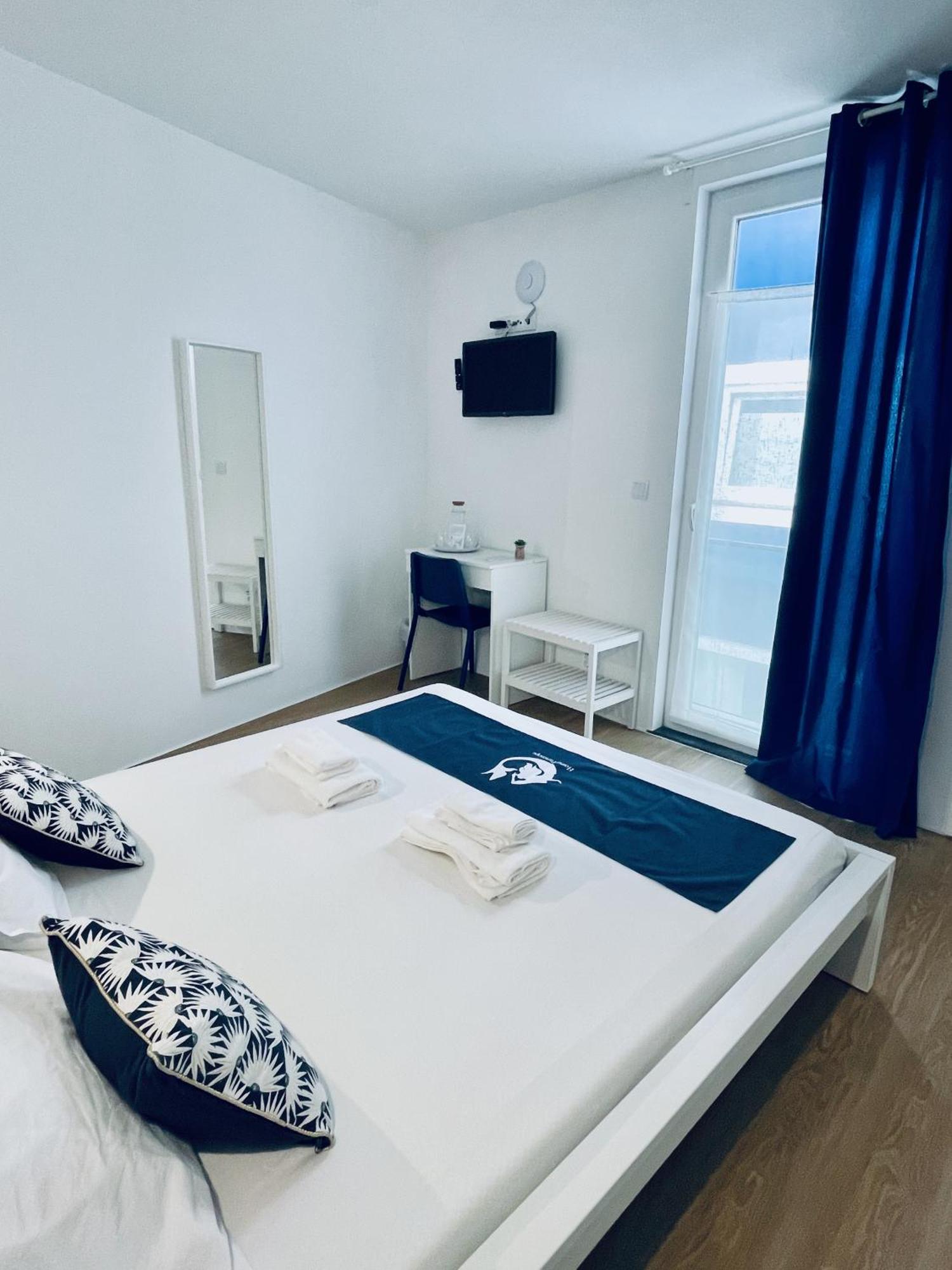 Hostel Partenope And *